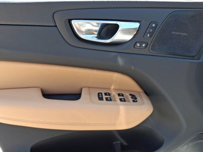 2023 Volvo XC60 B6 Ultimate Dark Theme