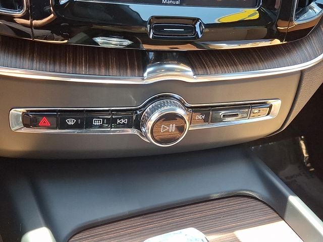 2023 Volvo XC60 B6 Ultimate Dark Theme