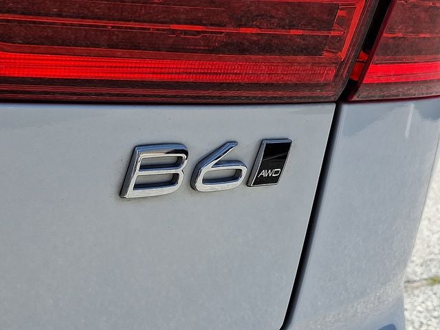 2023 Volvo XC60 B6 Ultimate Dark Theme
