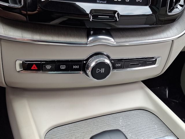 2024 Volvo XC60 Recharge Plug-In Hybrid T8 Plus Dark Theme