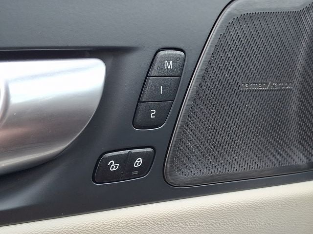2024 Volvo XC60 Recharge Plug-In Hybrid T8 Plus Dark Theme
