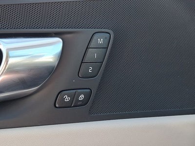 2022 Volvo XC60 B5 Momentum