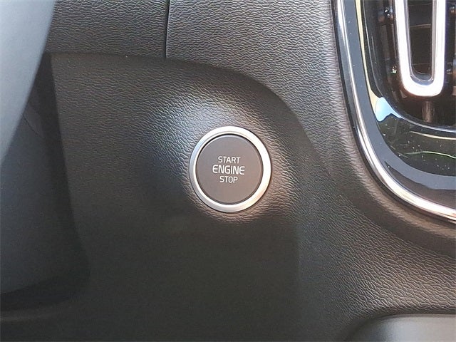 2026 Volvo XC40 B5 Ultra Black Edition