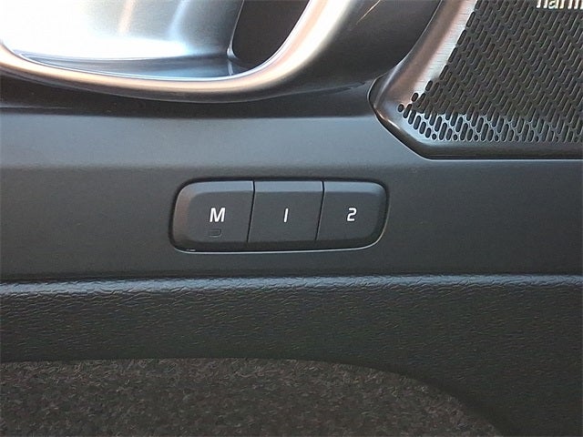 2026 Volvo XC40 B5 Ultra Black Edition