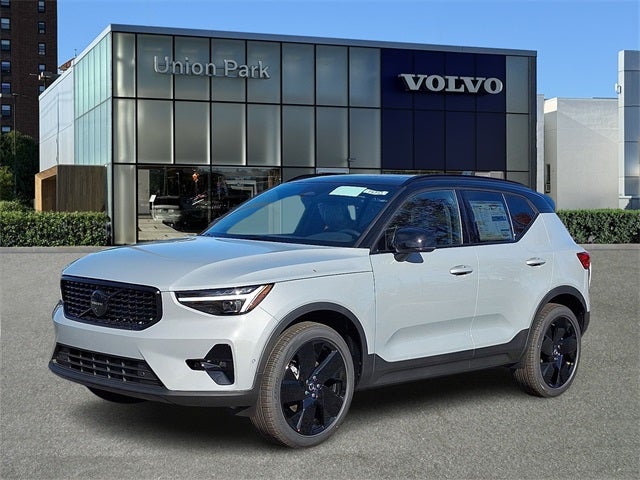 2026 Volvo XC40 B5 Ultra Black Edition