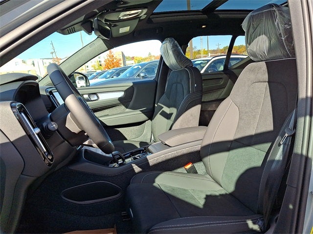 2026 Volvo XC40 B5 Ultra Black Edition