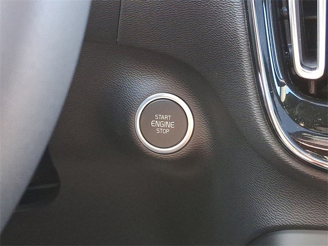 2026 Volvo XC40 B5 Ultra Black Edition