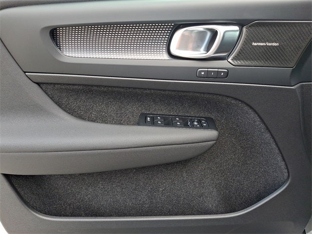 2026 Volvo XC40 B5 Ultra Black Edition