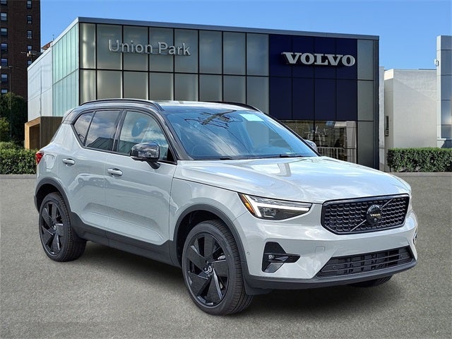 2026 Volvo XC40 B5 Ultra Black Edition