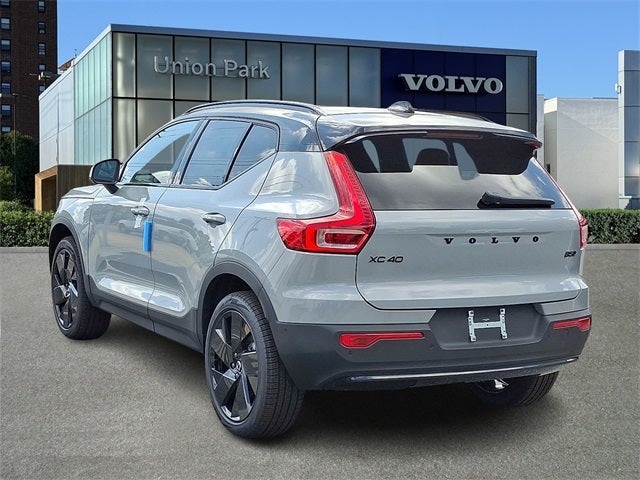 2026 Volvo XC40 B5 Ultra Black Edition