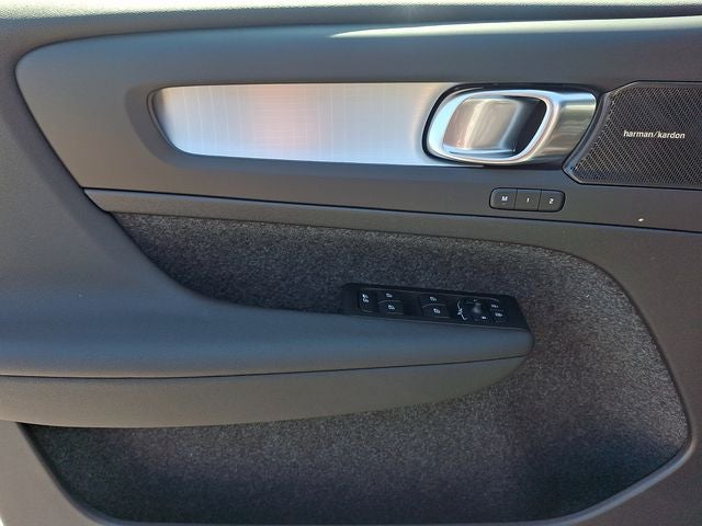 2026 Volvo XC40 B5 Ultra Black Edition