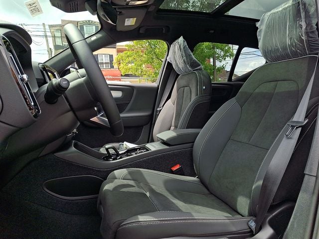2026 Volvo XC40 B5 Ultra Black Edition
