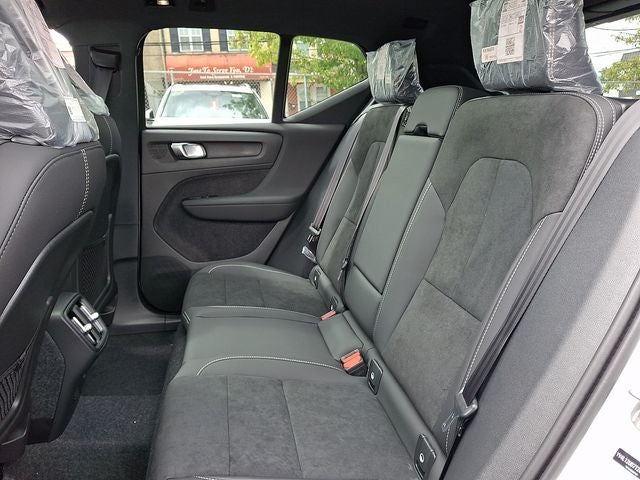 2026 Volvo XC40 B5 Ultra Black Edition