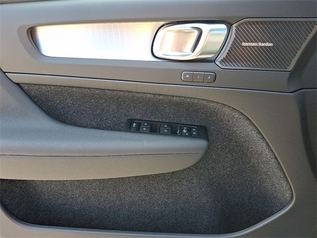 2026 Volvo XC40 B5 Ultra Black Edition