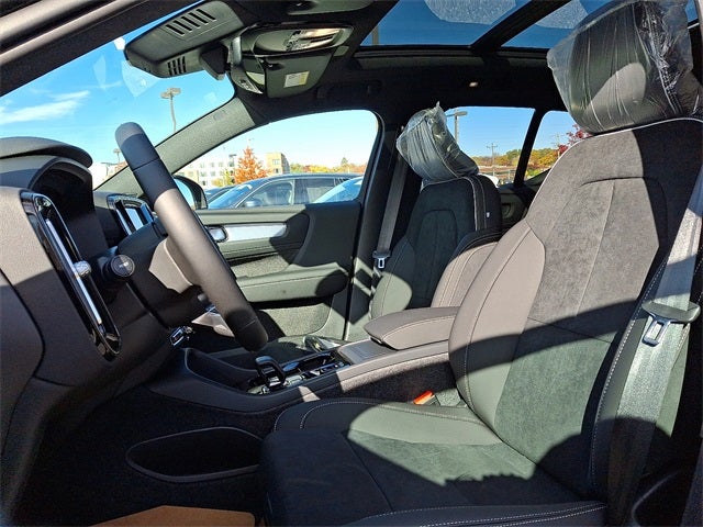 2026 Volvo XC40 B5 Ultra Black Edition