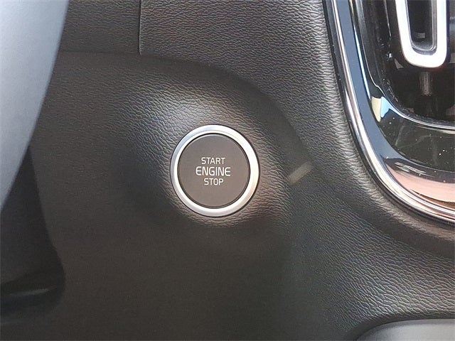 2026 Volvo XC40 B5 Ultra Black Edition