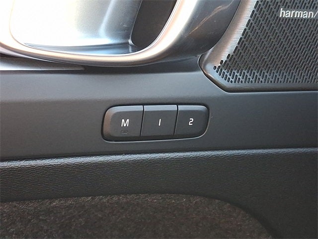 2026 Volvo XC40 B5 Ultra Black Edition