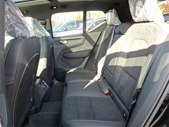 2026 Volvo XC40 B5 Ultra Black Edition