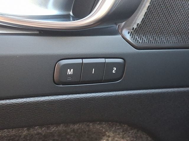 2026 Volvo XC40 B5 Ultra Black Edition