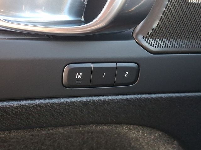 2026 Volvo XC40 B5 Ultra Black Edition