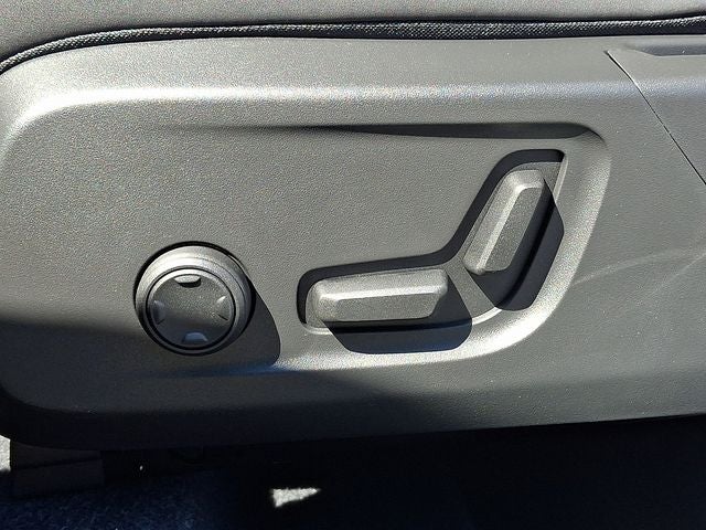 2026 Volvo XC40 B5 Ultra Black Edition