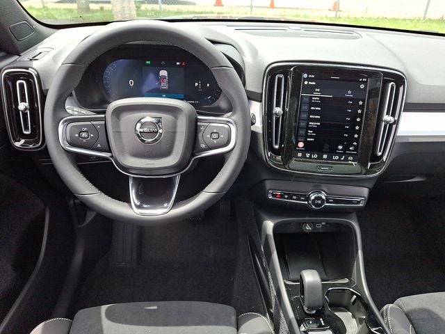 2026 Volvo XC40 B5 Ultra Black Edition