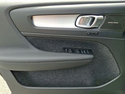 2026 Volvo XC40 B5 Ultra Black Edition
