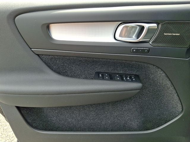 2026 Volvo XC40 B5 Ultra Black Edition