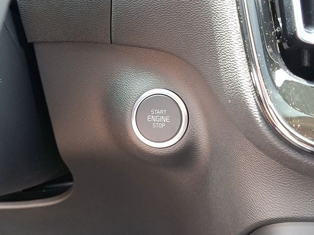 2026 Volvo XC40 B5 Ultra Black Edition