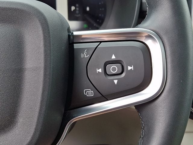 2024 Volvo XC40 B5 Plus Bright Theme