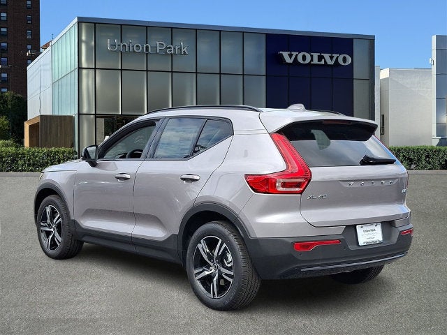 2026 Volvo XC40 B5 Core