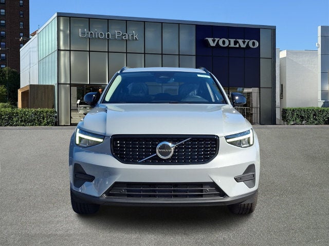 2026 Volvo XC40 B5 Core