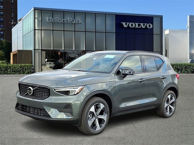 2026 Volvo XC40 B5 Core