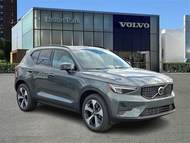 2026 Volvo XC40 B5 Core