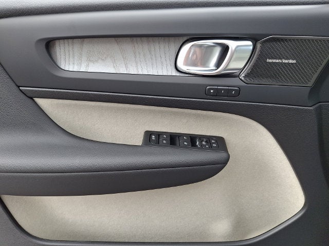 2026 Volvo XC40 B5 Ultra