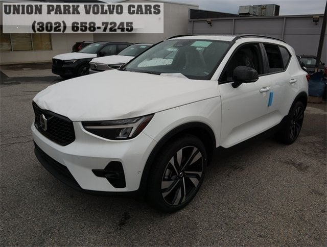 2023 Volvo XC40 B5 Plus Dark Theme