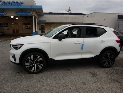 2023 Volvo XC40 B5 Plus Dark Theme