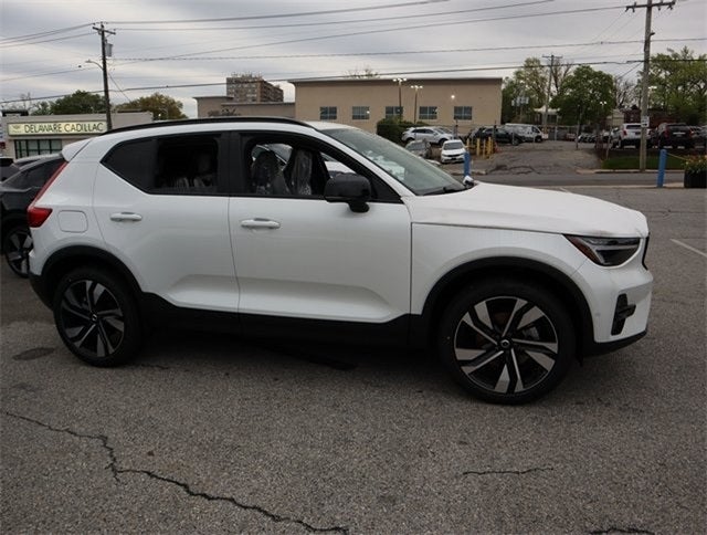 2023 Volvo XC40 B5 Plus Dark Theme