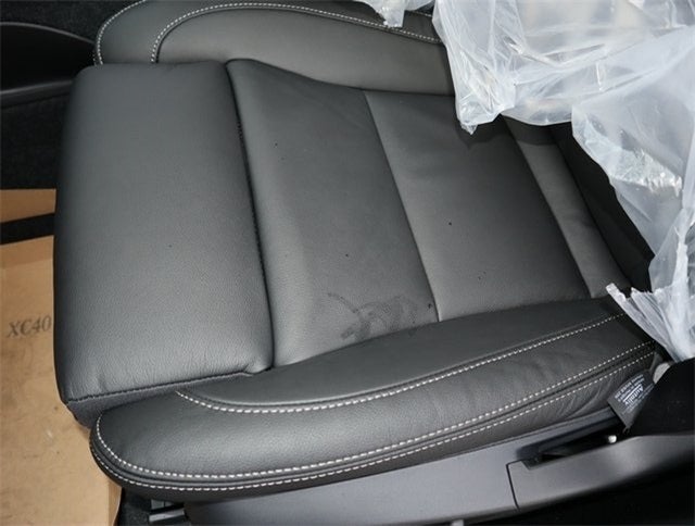 2023 Volvo XC40 B5 Plus Dark Theme