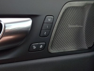 2026 Volvo XC60 B5 Ultra Black Edition