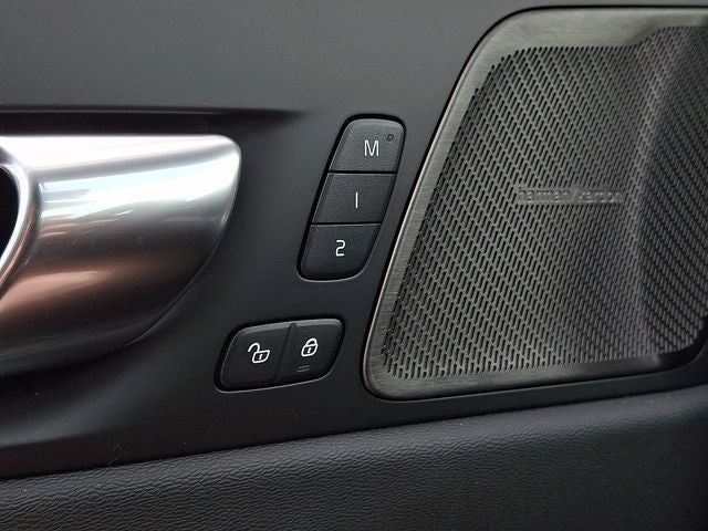 2026 Volvo XC60 B5 Ultra Black Edition