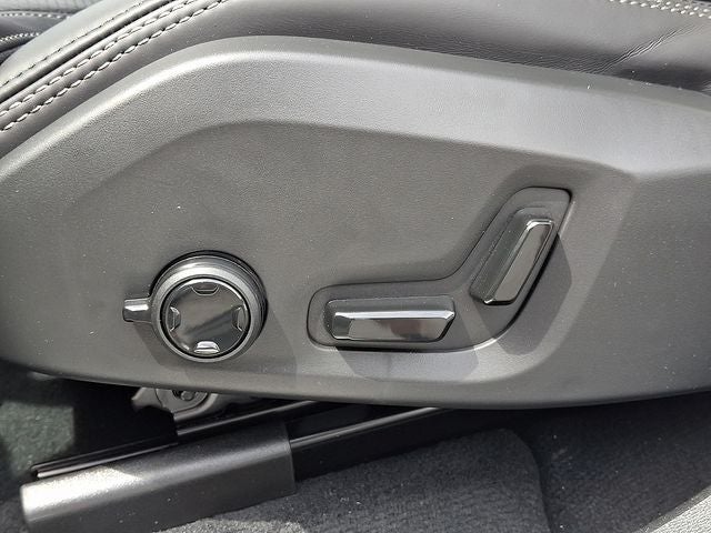 2026 Volvo XC60 B5 Ultra Black Edition