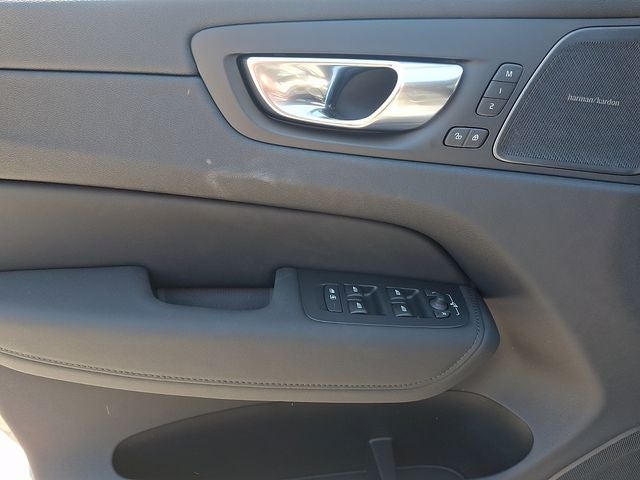 2026 Volvo XC60 B5 Ultra Black Edition