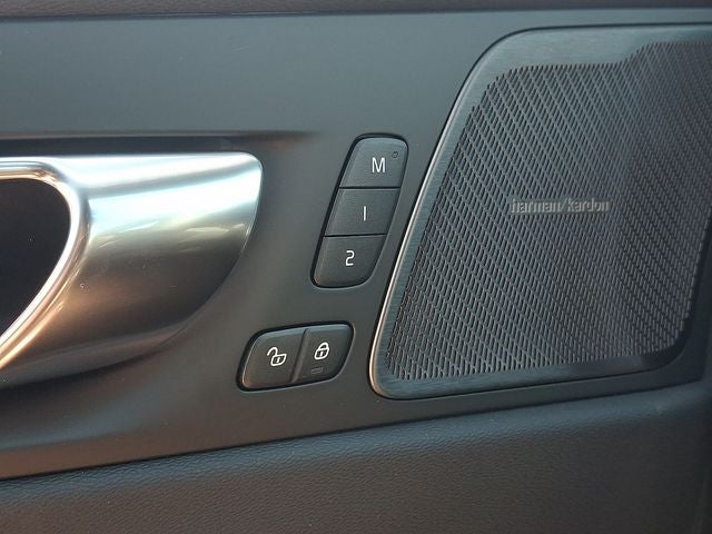 2026 Volvo XC60 B5 Ultra Black Edition